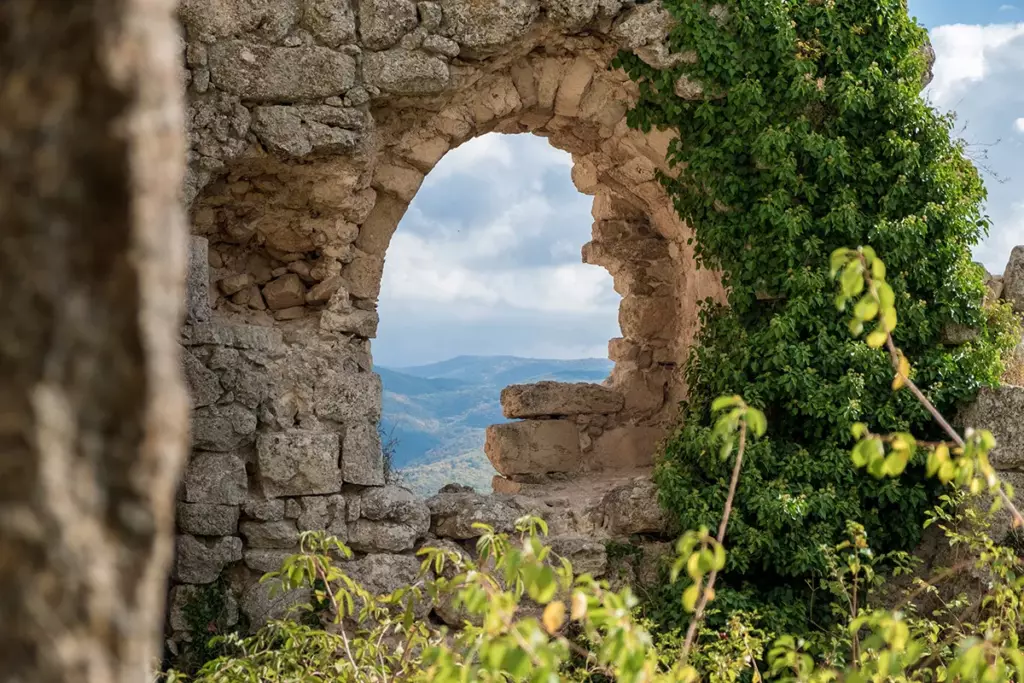 Пещерный город Мангуп-Кале в Крыму. Экскурсии в Бахчисарае.
